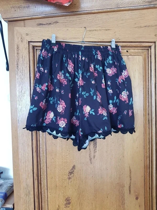 Short fleuri noir et rose rouge tres bon etat